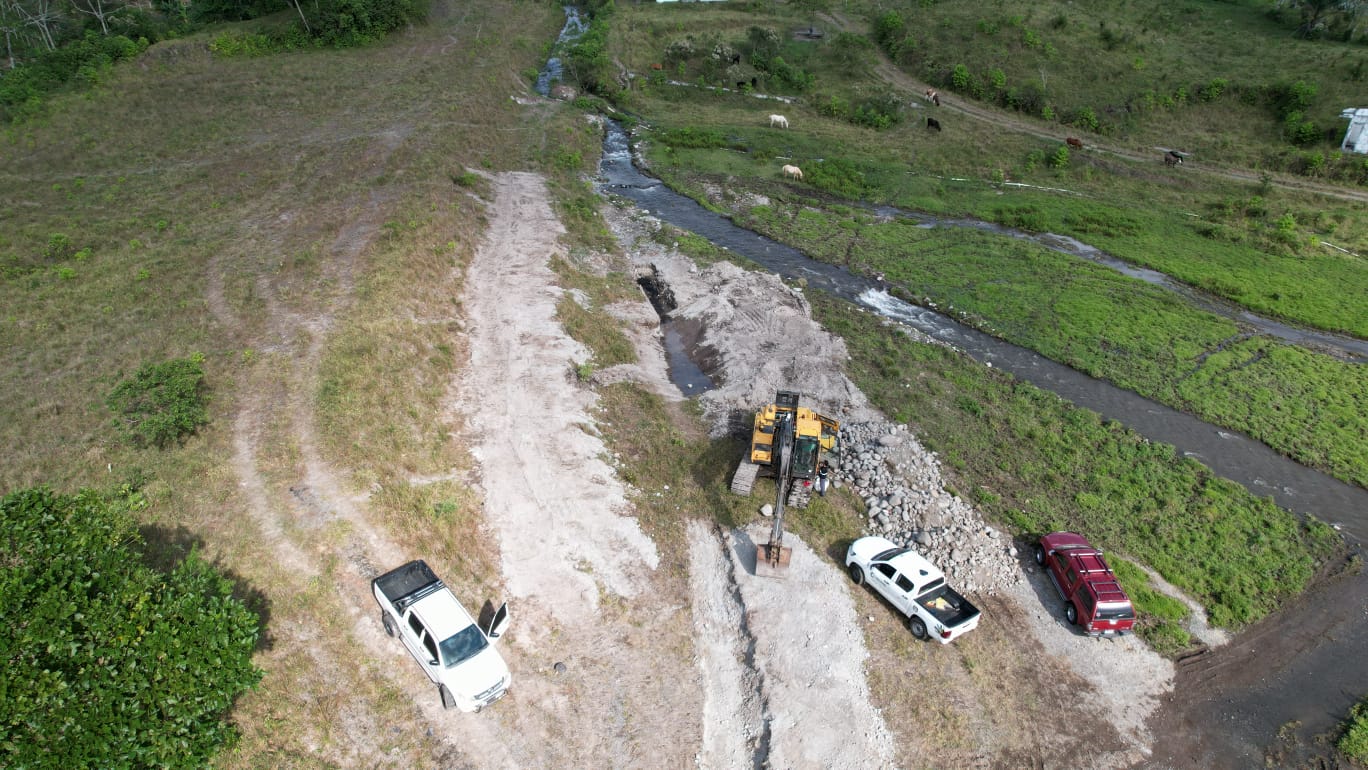 Excavación de canal temporal